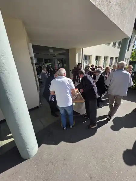 Teilnehmer der AVIS Veranstaltung vor der Kirche in Frauenfeld nach dem Gottesdienst